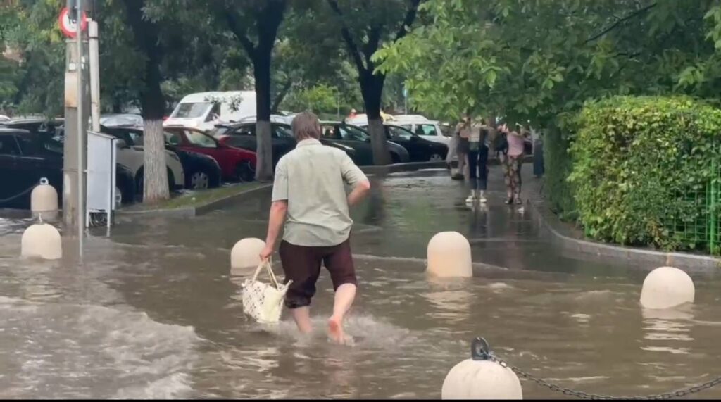 Furtunile au făcut prăpăd: grindină cât oul în Vrancea. Bucureștiul, sub ape (Video)