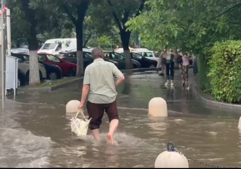 Furtunile au făcut prăpăd: grindină cât oul în Vrancea. Bucureștiul, sub ape (Video)