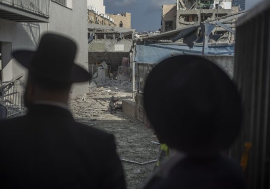 Val fără precedent de arestări. Iranul vede spioni peste tot: de la pălării și ochelari de soare, la colete și perdele trase