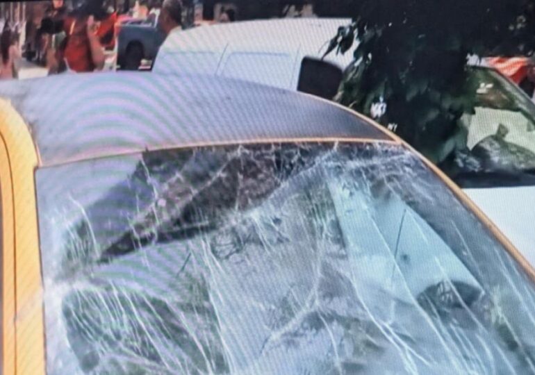 Incident neobișnuit în București: O bucată de bloc a căzut peste o mașină