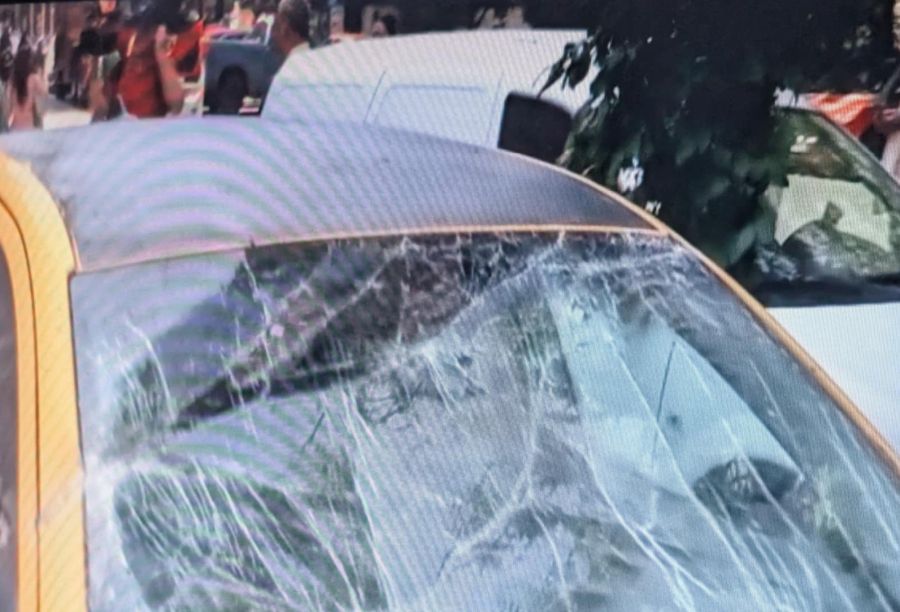 Incident neobișnuit în București: O bucată de bloc a căzut peste o mașină