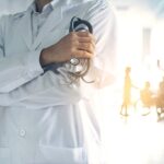DNA: Trei neurochirurgi de la Spitalul Militar din Capitală luau mită pentru operații și pensionări „aranjate”. Cât era șpaga la șeful secției