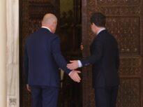 Nicușor Dan îi arată pisica lui Bolojan. Jocul electronilor liberi