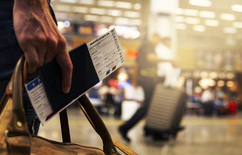 12 ani de negocieri pentru mai puține drepturi: Pasagerii primesc despăgubiri doar după întârzieri mai mari ale avioanelor