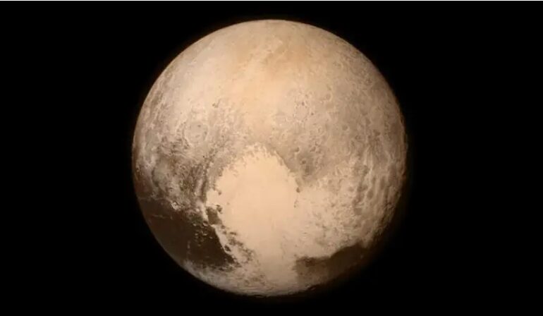 Descoperire de ultimă oră: Pluto are o atmosferă cum nu se mai găsește nicăieri în Sistemul Solar
