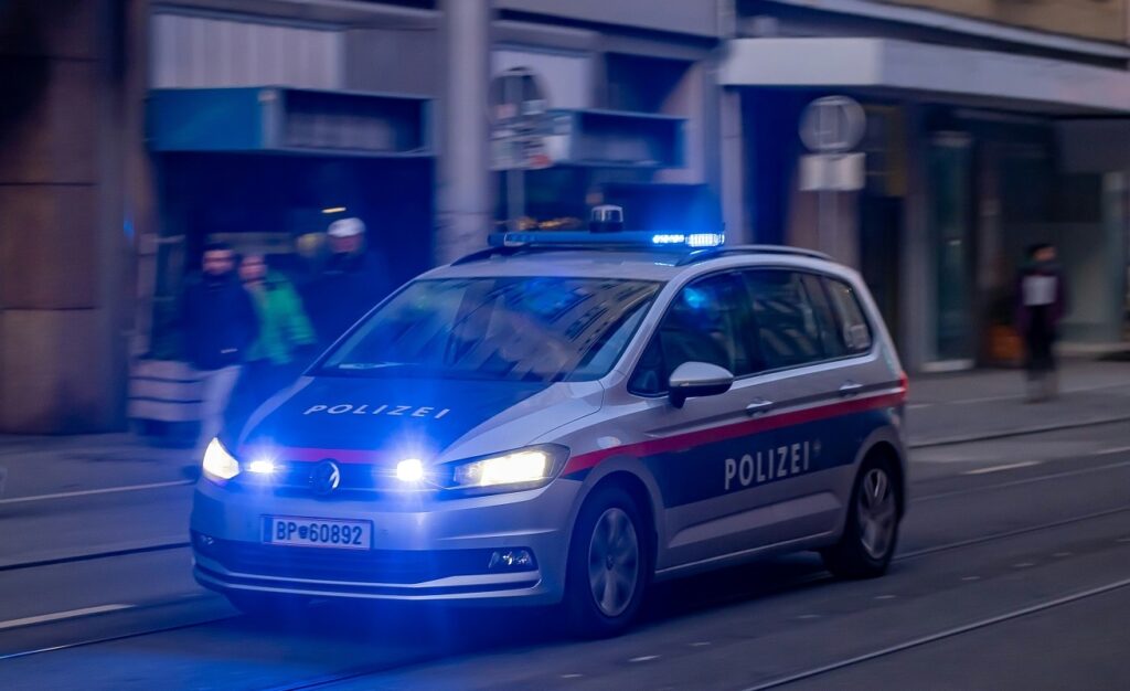 Doi români au fost răniți în atacul armat de la un liceu din Austria UPDATE Unul dintre ei a fost operat de urgență. A fost împușcat în braț, în picior și de două ori în cap