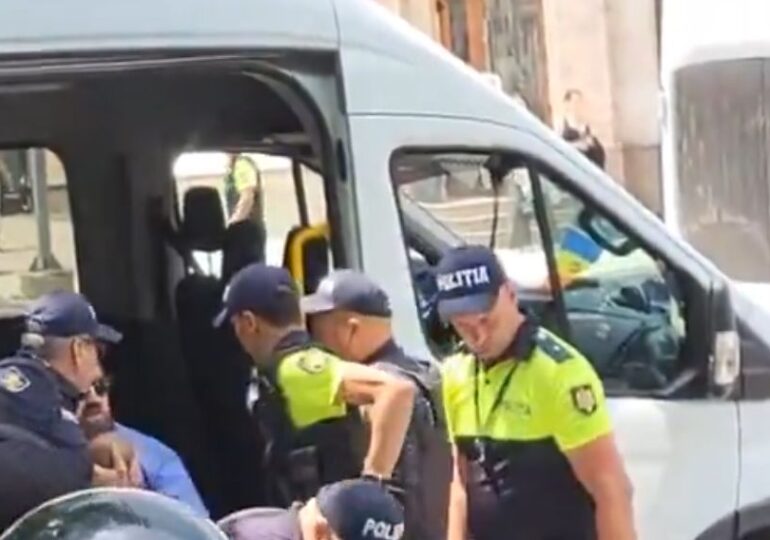Tensiuni la marșul Pride la Chișinău. Imagini șocante cu preoții și credincioșii care au încercat să spargă cordonul poliției (Video)