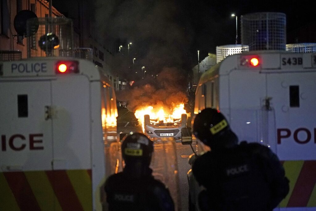 Violențe fără sfârșit și vânătoare de români în Irlanda de Nord. Steagul britanic, pavăză contra răzbunării (Foto & Video)