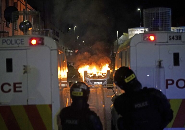Violențe fără sfârșit și vânătoare de români în Irlanda de Nord. Steagul britanic, pavăză contra răzbunării (Foto & Video)