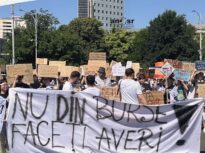 „Ne-ați lăsat fără burse și transport”: studenții ies în stradă la început de an universitar