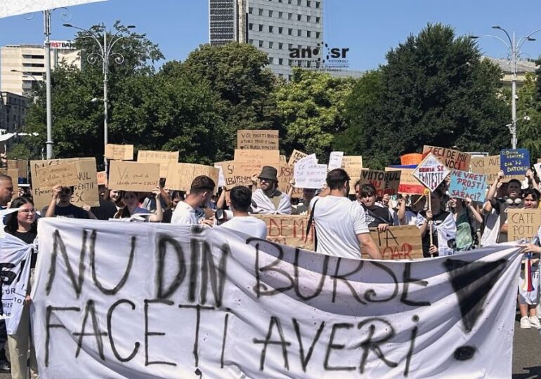 Studenții anunță protest masiv duminică, la București: Cu bursele nu e de joacă!