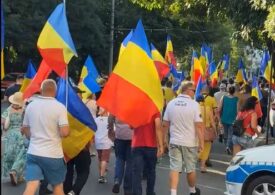 Sute de suținători AUR, în frunte cu George Simion, protest în Piața Victoriei