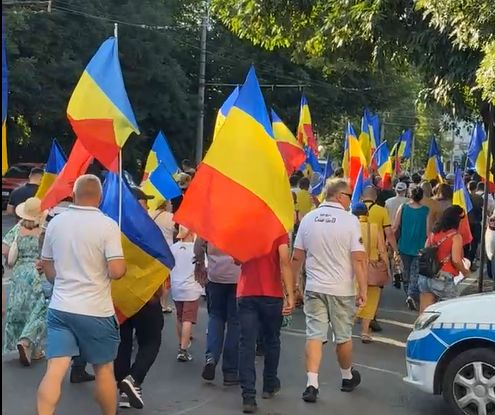Sute de suținători AUR, în frunte cu George Simion, protest în Piața Victoriei