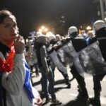 Proteste violente în Serbia. 140.000 de persoane au ieșit în stradă să ceară alegeri anticipate (Video)