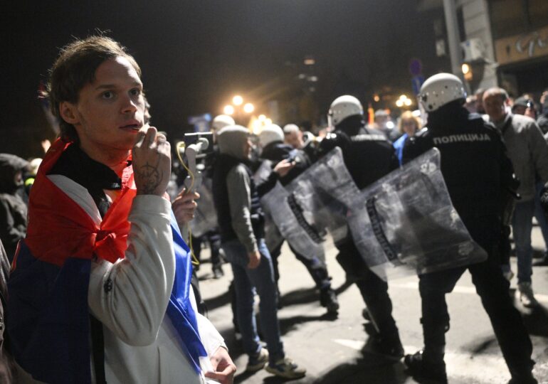 Proteste violente în Serbia. 140.000 de persoane au ieșit în stradă să ceară alegeri anticipate (Video)