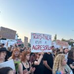 Protest cu sute de oameni în fața Guvernului. S-au cerut măsuri ferme pentru stoparea violenței împotriva femeilor
