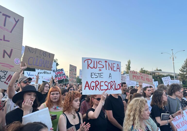 Protest cu sute de oameni în fața Guvernului. S-au cerut măsuri ferme pentru stoparea violenței împotriva femeilor