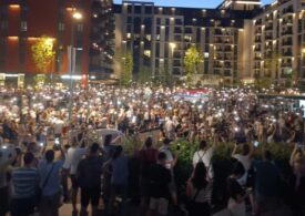 Proteste violente în Serbia: oamenii au ridicat baricade, Guvernul promite mai multe arestări (Video)