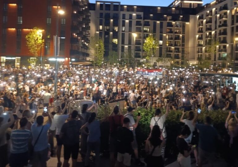 Proteste violente în Serbia: oamenii au ridicat baricade, guvernul promite mai multe arestări (Video)