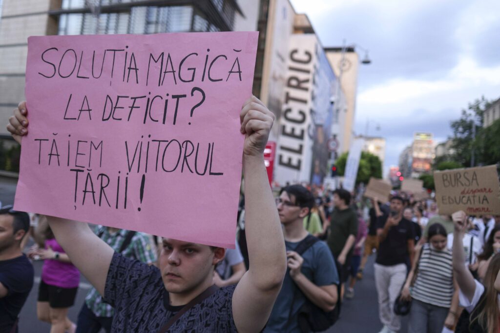 Sindicatele amenință într-un glas cu grevă generală și fac apel la mediul privat: Nu noi am creat criza, nu noi plătim pentru ea!