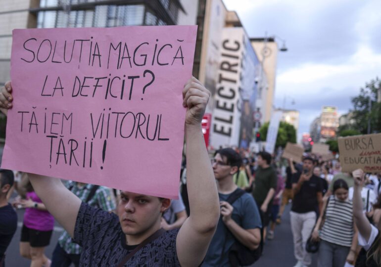 Sindicatele amenință într-un glas cu grevă generală și fac apel la mediul privat: Nu noi am creat criza, nu noi plătim pentru ea!