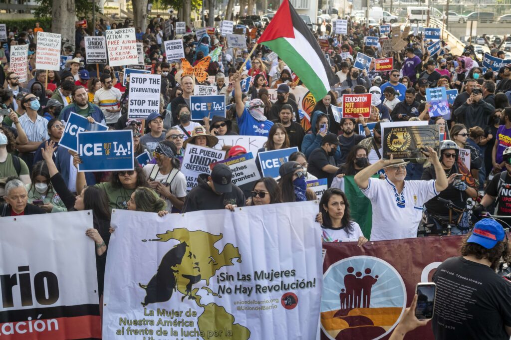 Protestele din Los Angeles continuă, în ciuda prezenței Gărzii Naționale. Guvernatorul Californiei acuză Casa Albă de provocare