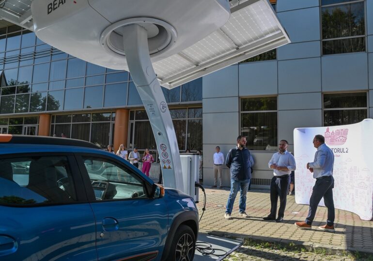 Prima stație de încărcare doar cu energie solară pentru mașini electrice, inaugurată în București