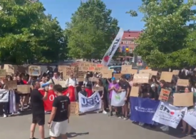 "La Palat e sărbătoare, în cămine, foame mare!" Studenții au ieșit în stradă, revoltați că li se taie bursele (Video)