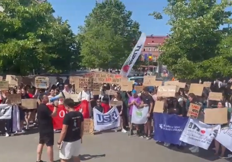 "La Palat e sărbătoare, în cămine, foame mare!" Studenții au ieșit în stradă, revoltați că li se taie bursele (Video)