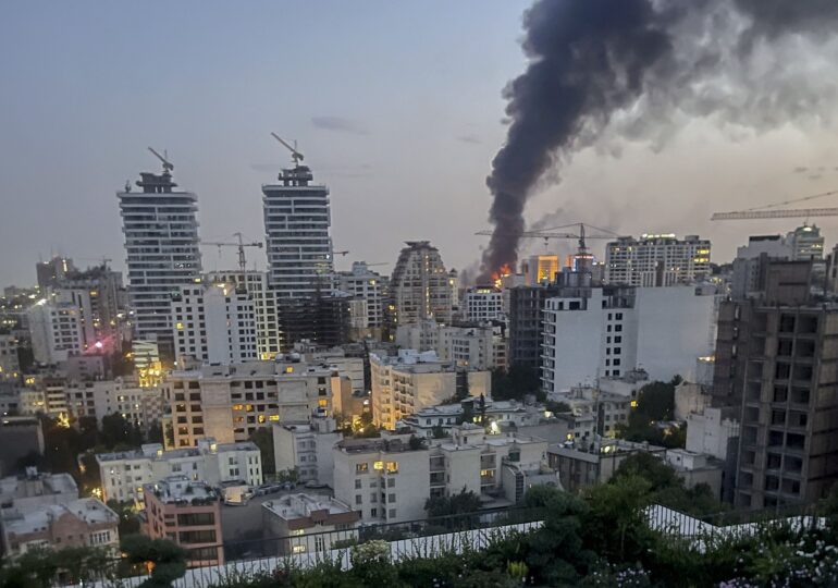 <span style="color:#990000;">Război Israel-Iran, ziua 6</span> Israelul a lovit peste 1.100 de ținte. Londra convoacă COBRA. Trump anunță o posibilă negociere cu Iranul: „Nimeni nu știe ce voi face” (Video)