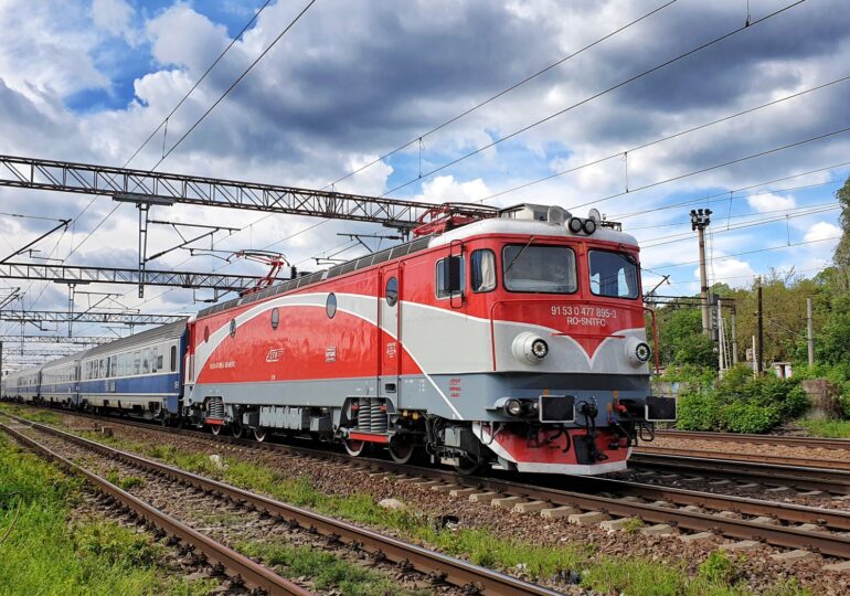 Tren plin cu benzină, deraiat la Măldăeni: un vagon pierde combustibil, traficul feroviar este blocat
