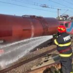 Un tren plin cu benzină a deraiat: Pompierii răcesc cisterna avariată. Traficul feroviar rămâne blocat (Video)