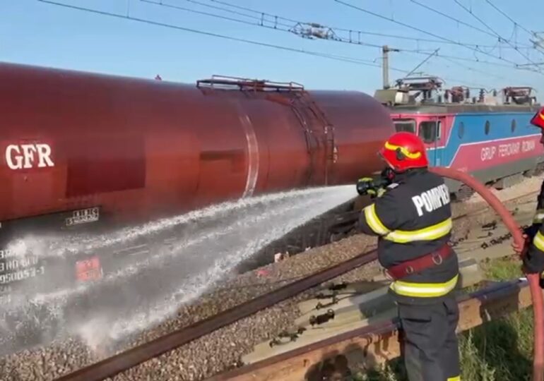 Un tren plin cu benzină a deraiat: Pompierii răcesc cisterna avariată. Traficul feroviar rămâne blocat (Video)
