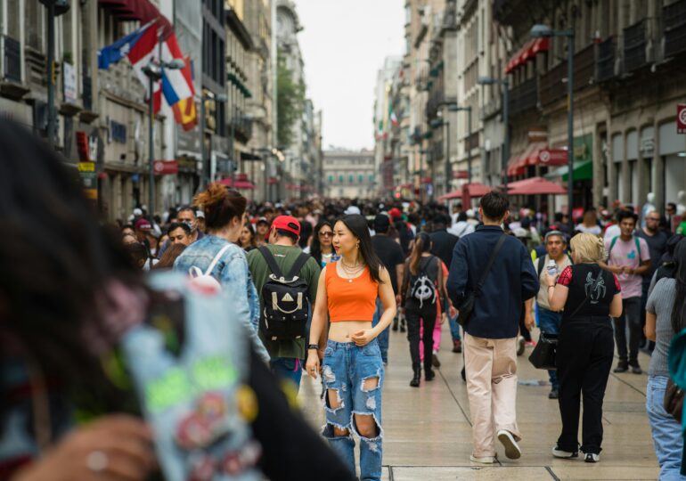 Valiza americană rămâne acasă. Chinezii își fac bagajele pentru Europa