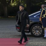 Zelenski renunță la look-ul de război în fața lui Trump: de la tricoul kaki la jacheta neagră