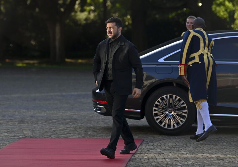 Zelenski renunță la look-ul de război în fața lui Trump: de la tricoul kaki la jacheta neagră