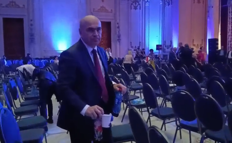 De la vorbe, la fapte: Bolojan a făcut curățenie în sala Congresului PNL (Video)