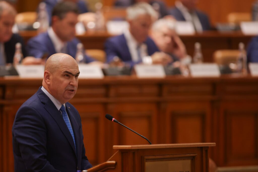 De ce mamele aflate în perioada de creștere a copilului și cei cu pensii mai mari de 3.000 de lei trebuie să achite CASS. Ce spune Bolojan