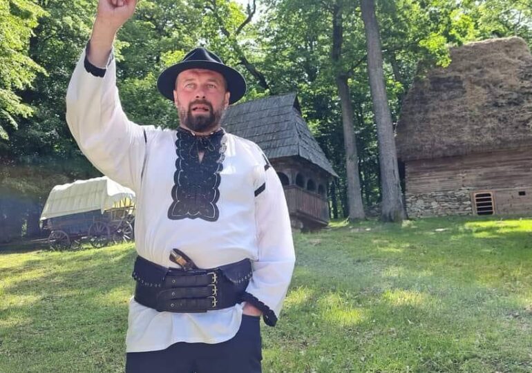 Directorul Muzeului ASTRA Sibiu vrea să picheze sediul guvernului cu angajații, nemulțumit de reducerea salariilor: Nu cedăm!