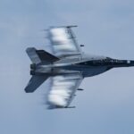 Un avion de vânătoare F-18 Hornet, la un pas să cadă peste turiștii aflați pe plajă (Video)