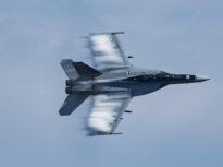 Un avion de vânătoare F-18 Hornet, la un pas să cadă peste turiștii aflați pe plajă (Video)