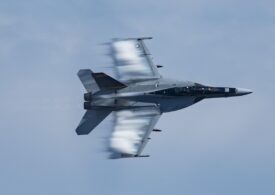 Un avion de vânătoare F-18 Hornet, la un pas să cadă peste turiștii aflați pe plajă (Video)