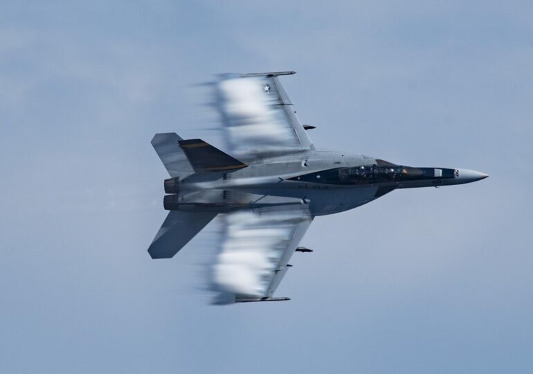 Un avion de vânătoare F-18 Hornet, la un pas să cadă peste turiștii aflați pe plajă (Video)