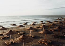Plaje aproape goale pe litoral: Temperatura mării a scăzut la 13 grade
