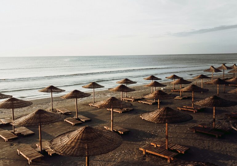 Plaje aproape goale pe litoral: Temperatura mării a scăzut la 13 grade