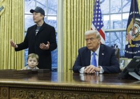 Marea răfuială de la Casa Albă: Musk nu-și ține gura în fața lui Trump, chiar dacă Tesla e în flăcări