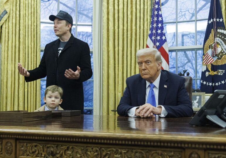 Marea răfuială de la Casa Albă: Musk nu-și ține gura în fața lui Trump, chiar dacă Tesla e în flăcări