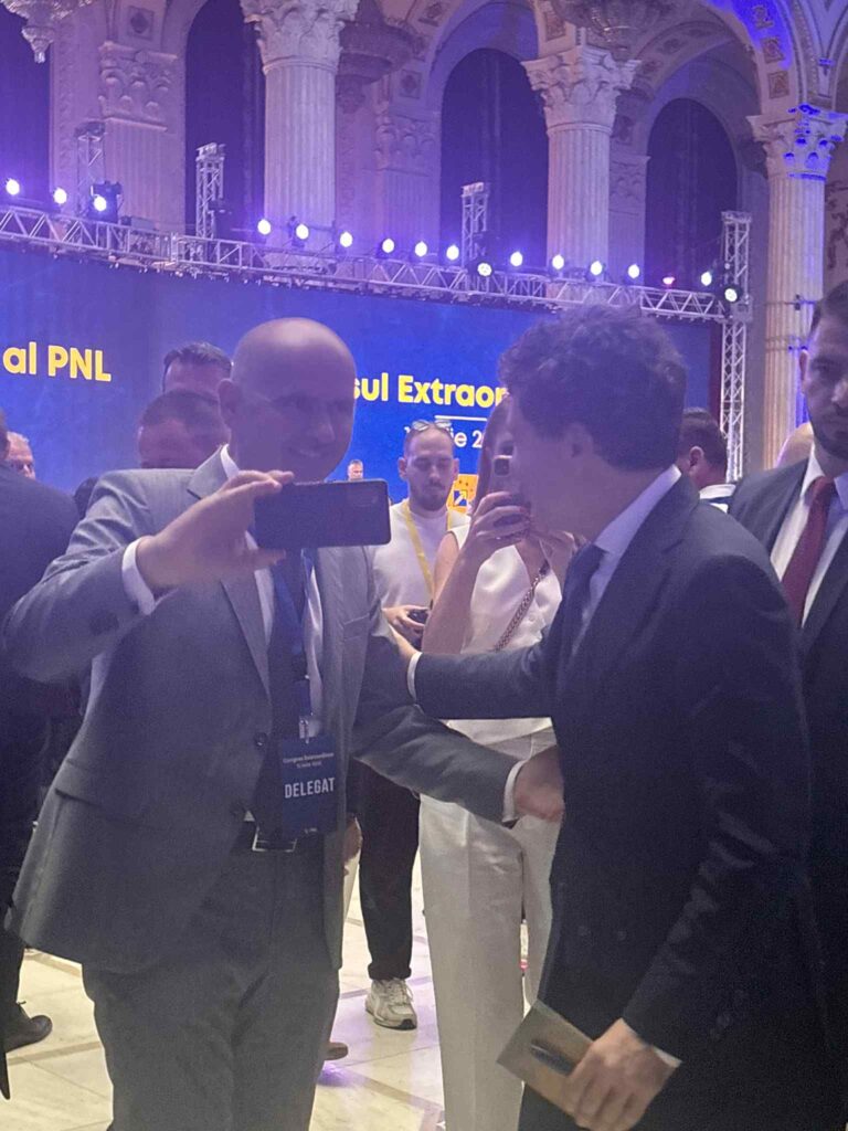 Nicușor Dan selfie congres foto MG