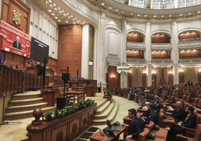 Guvernul Bolojan se confruntă azi cu prima moțiune de cenzură. Ce șanse are să treacă
