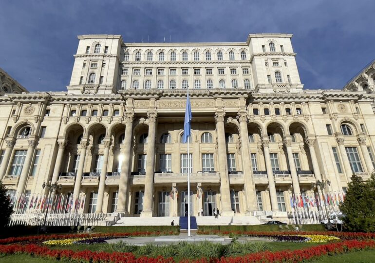 Supărați că li se taie sporul, sindicaliștii din Senat cer demontarea antenelor de pe Parlament